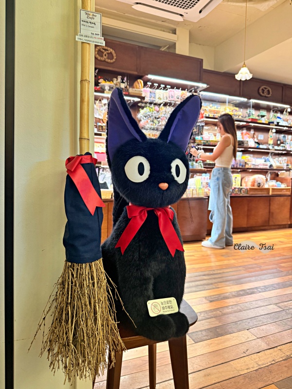 【韓國旅遊】Koriko Café 코리코 카페|把《魔女宅急便》搬進現實的首爾吉卜力官方咖啡廳🐈⬛☕️ - 第5張圖