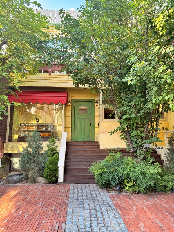 【韓國旅遊】Koriko Café 코리코 카페|把《魔女宅急便》搬進現實的首爾吉卜力官方咖啡廳🐈⬛☕️ - 第3張圖