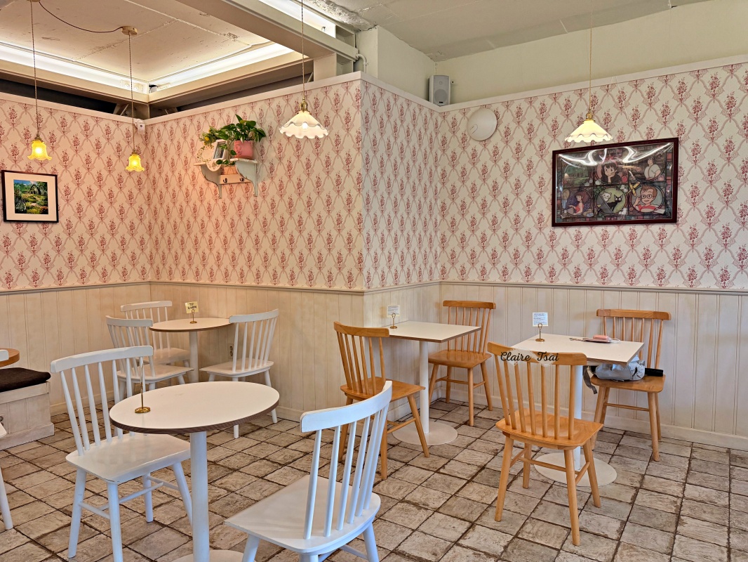 【韓國旅遊】Koriko Café 코리코 카페|把《魔女宅急便》搬進現實的首爾吉卜力官方咖啡廳🐈⬛☕️ - 第8張圖