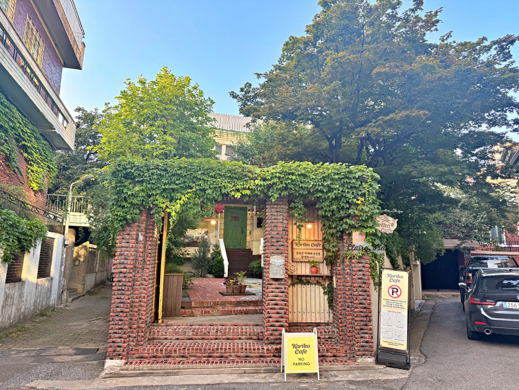 【韓國旅遊】Koriko Café 코리코 카페|把《魔女宅急便》搬進現實的首爾吉卜力官方咖啡廳🐈⬛☕️ - 第1張圖