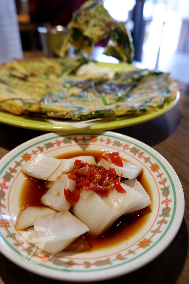 高雄韓式料理|朝月冷麵王:平日也大排長龍!必吃酸甜開胃手工小卷冷麵與料多海鮮豆腐煲 - 第13張圖