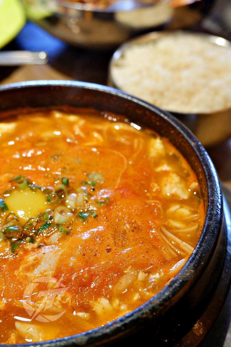 高雄韓式料理|朝月冷麵王:平日也大排長龍!必吃酸甜開胃手工小卷冷麵與料多海鮮豆腐煲 - 第14張圖